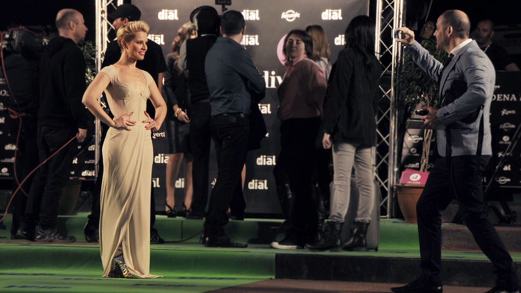 A Soraya le dio tiempo a todo, atendió a sus fans en la alfombra verde y también a través de Twitter