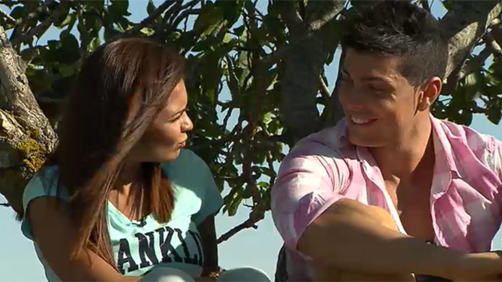 A Raúl le gusta tanto María que no se atreve a mirarla