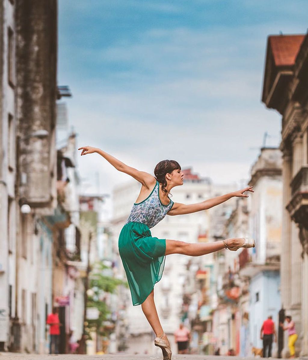 Así lucen bailarines de ballet en las calles de La Habana