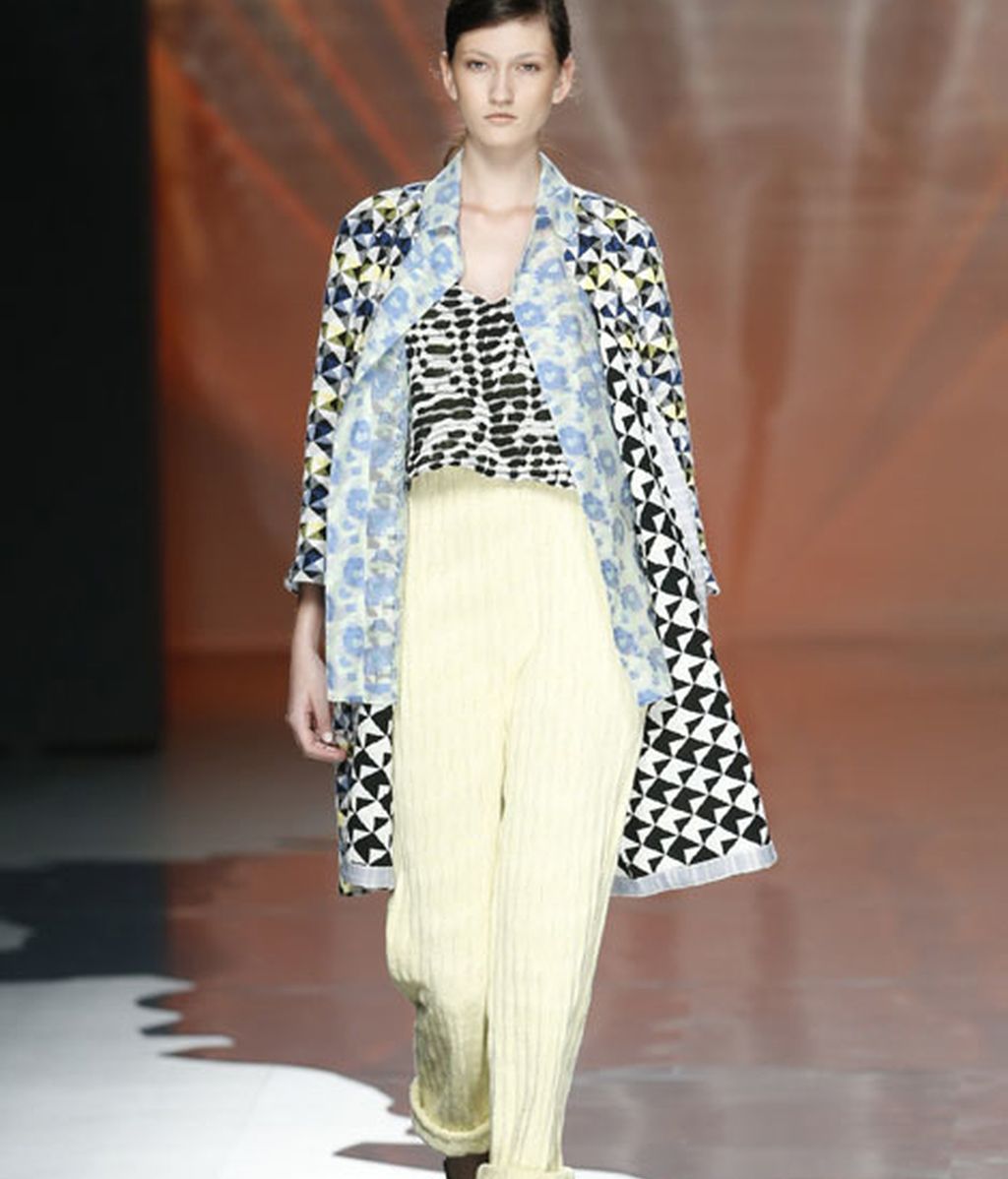 Siluetas fluidas y prints marineros