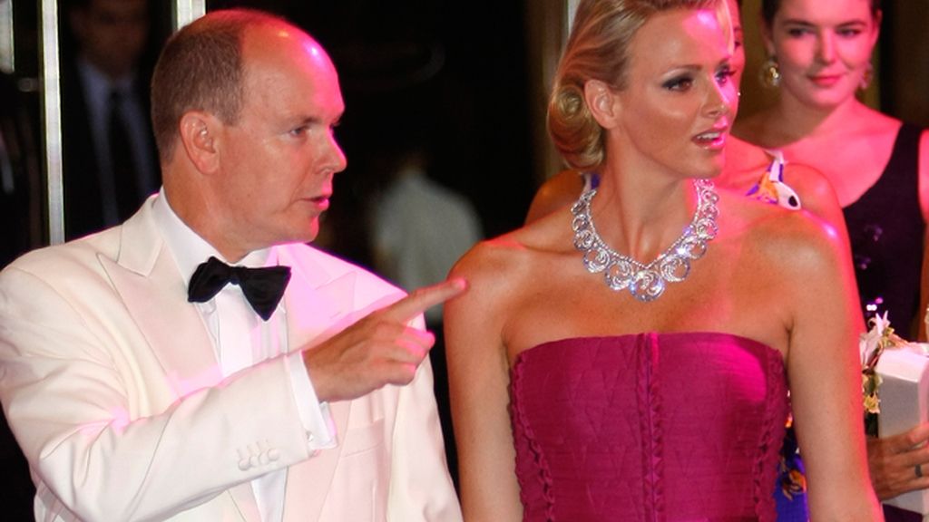 Charlene se planta el collar de bodas en la Gala de la Cruz Roja