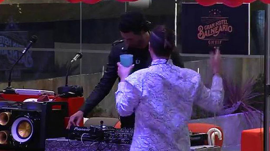 El amigo de Isa Pantoja se ha desmelenado