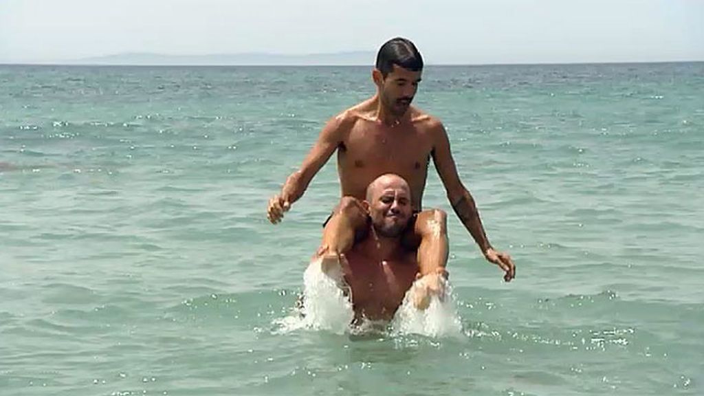 Manu aprovecha el barro para acercarse al soltero