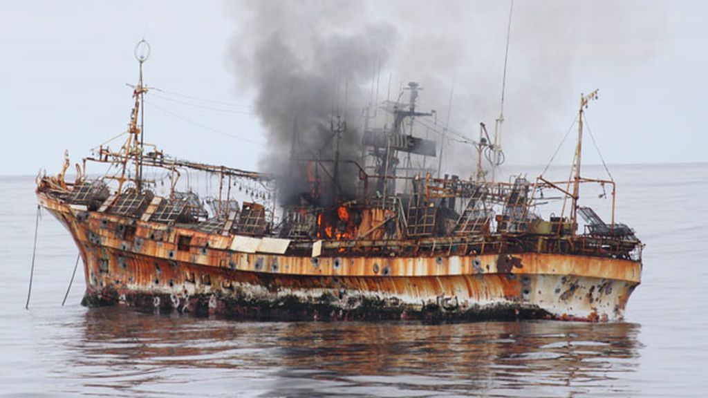 Guardacostas De Eeuu Hunden El Barco Fantasma Japonés Arrastrado Por El Tsunami 5717