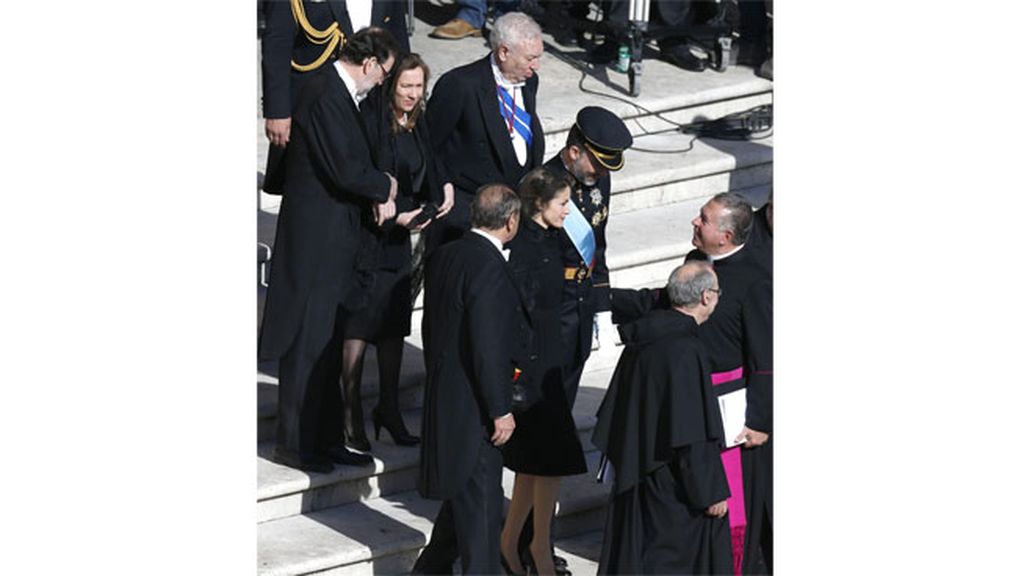 Los Príncipes de Asturias seguidos de Rajoy y su mujer