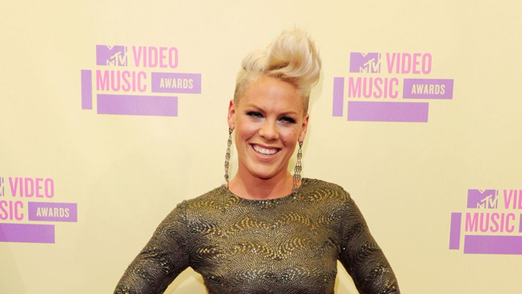 Pink, en su línea de cresta y rubio