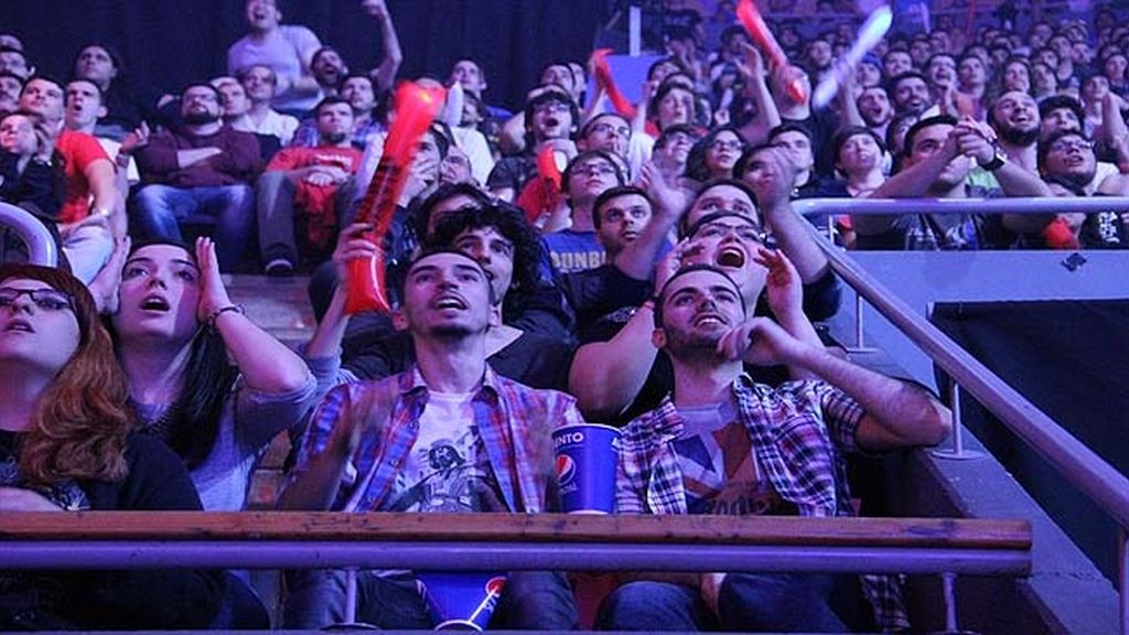 Miles de aficionados jalean a los equipos durante las finales de la 'LCS' en Madrid