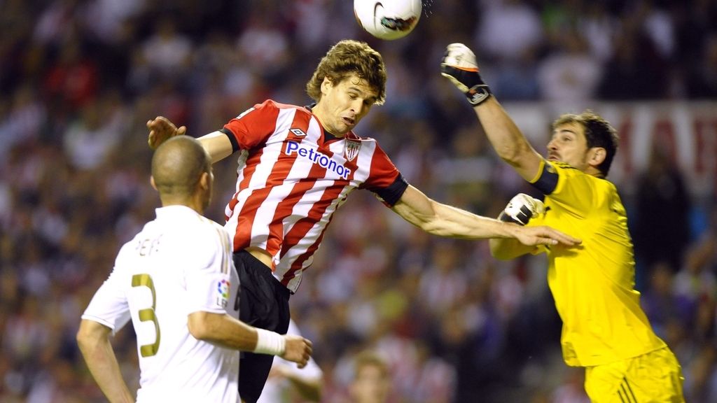 Casillas despeja un remate de Llorente