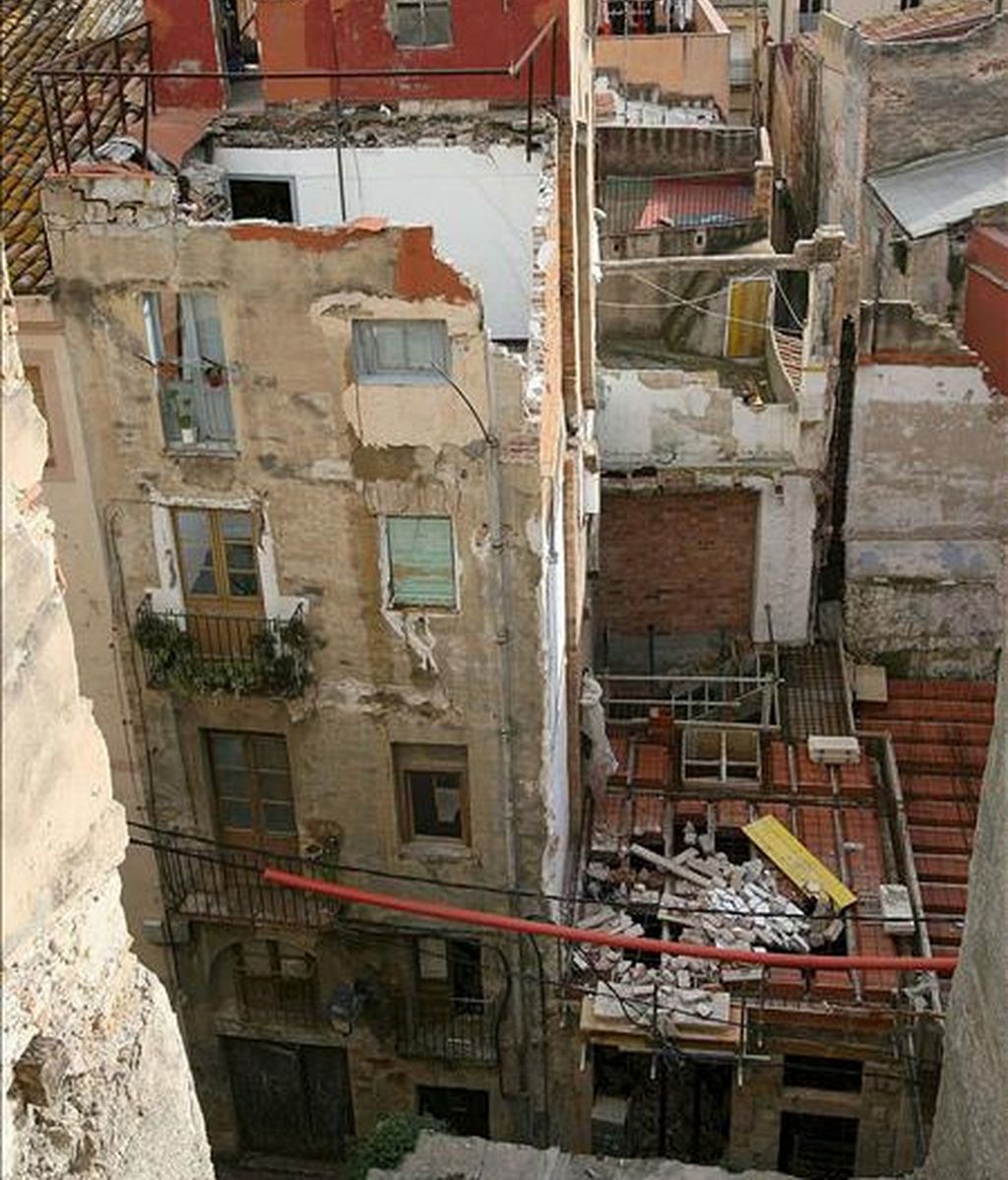 Un edificio de 4 plantas se derrumba