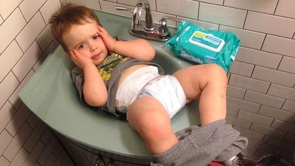 ¿Qué hay que hacer cuando un niño  hace una trastada, enfadase o reírse?