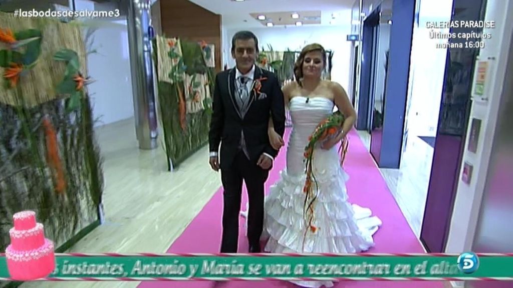 A Antonio se le cae la baba con María