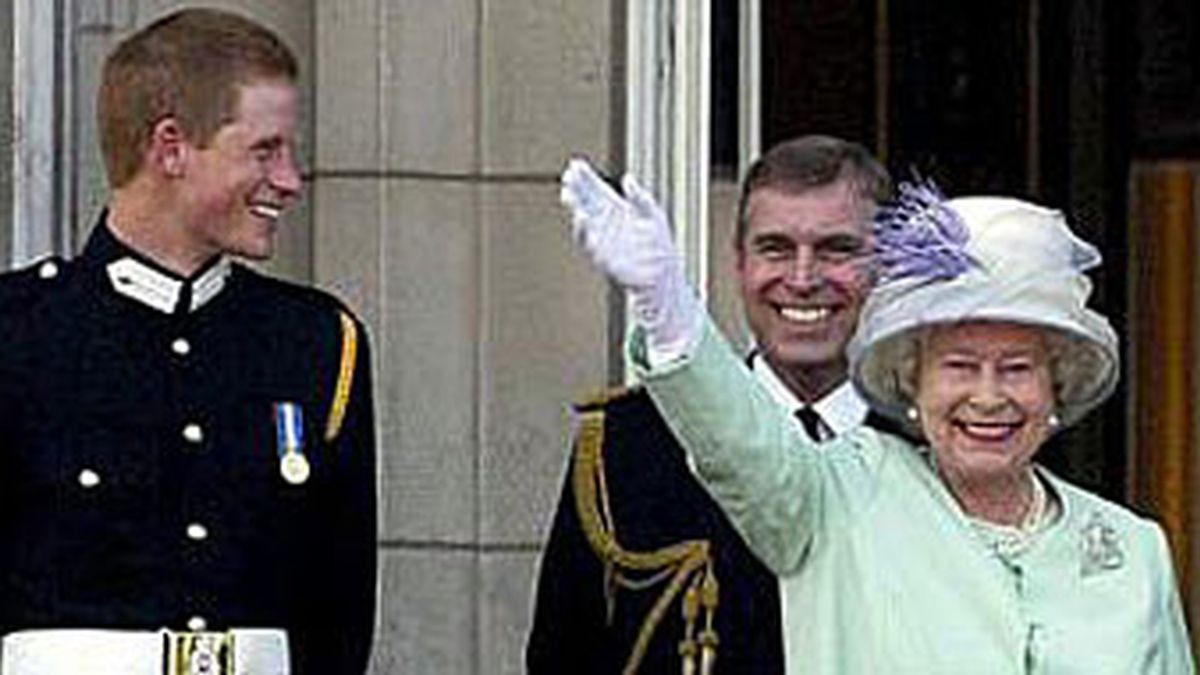 El príncipe Enrique y la reina Isabel II