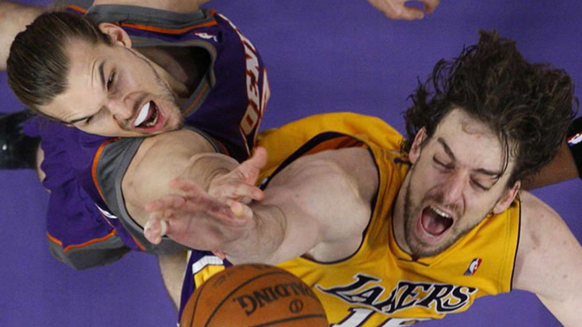 Gasol lucha por la posesión del balón Gasol lucha por la posesión del balón