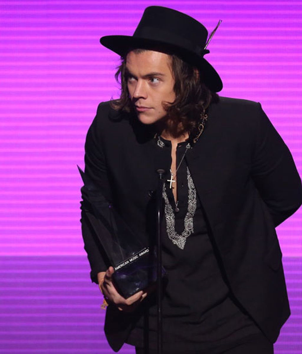 Harry Styles durante la recogida de uno de los trofeos