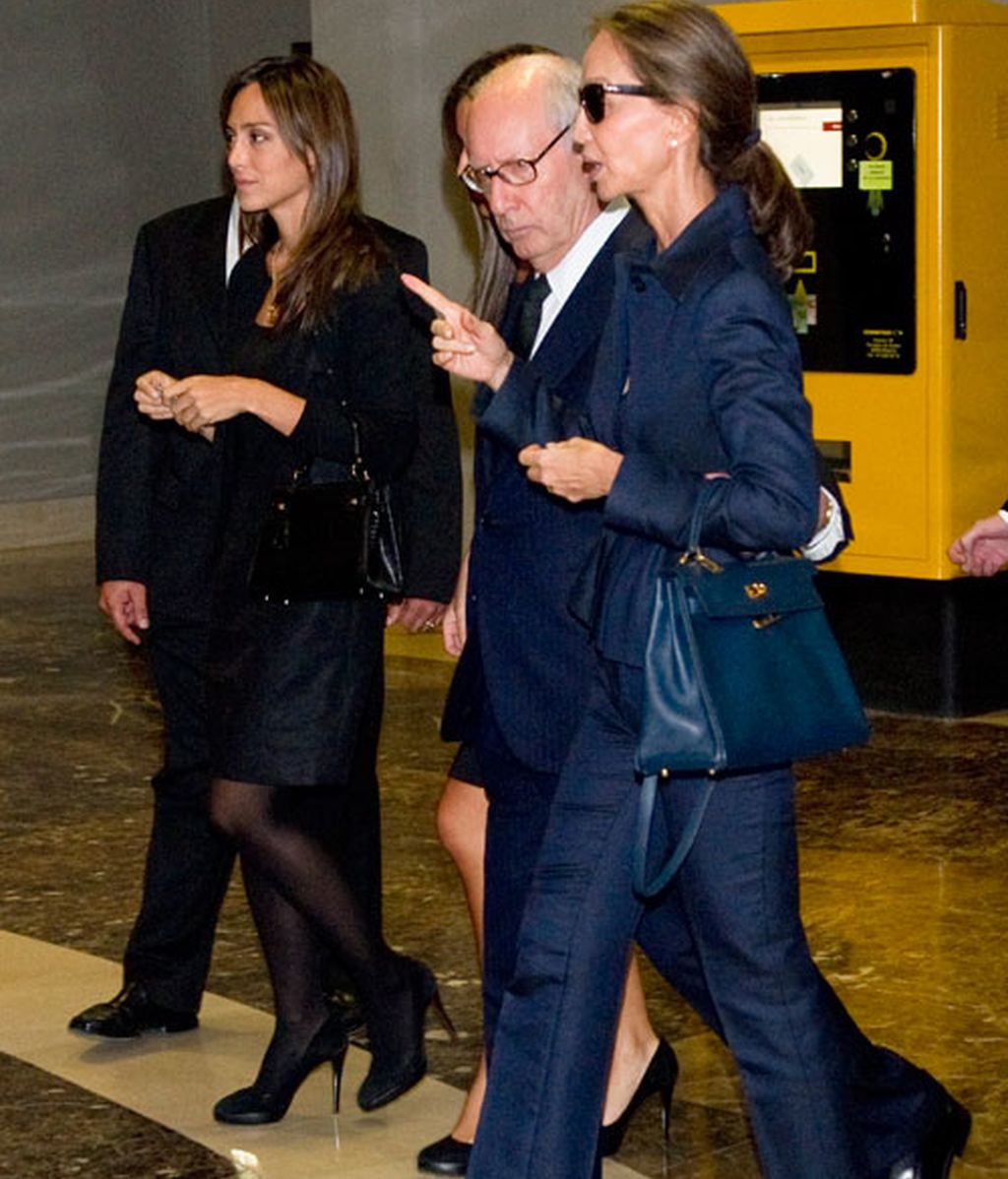 Isabel Preysler, rodeada de familia y amigos en el funeral de su hermana
