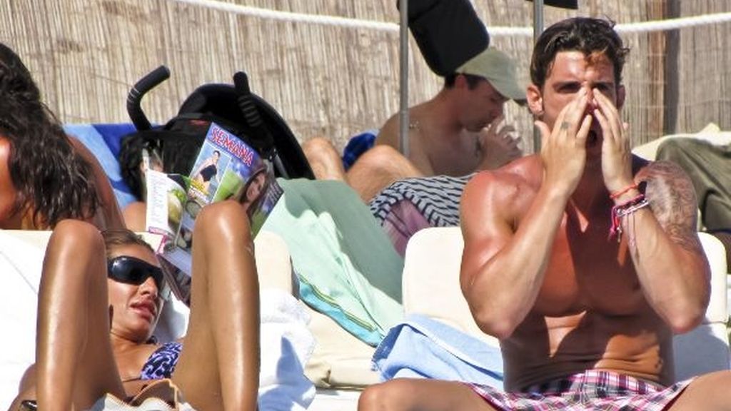 Aitor Ocio se protege la cara