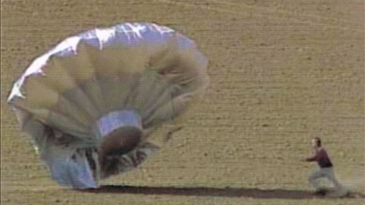 Fotografía cedida por la cadena CBS4Denver que muestra a un agente del orden público mientras corre detrás de un globo casero inflado con helio a punto de aterrizar cerca al aeropuerto de Denver, Colorado (EE.UU.). EFE