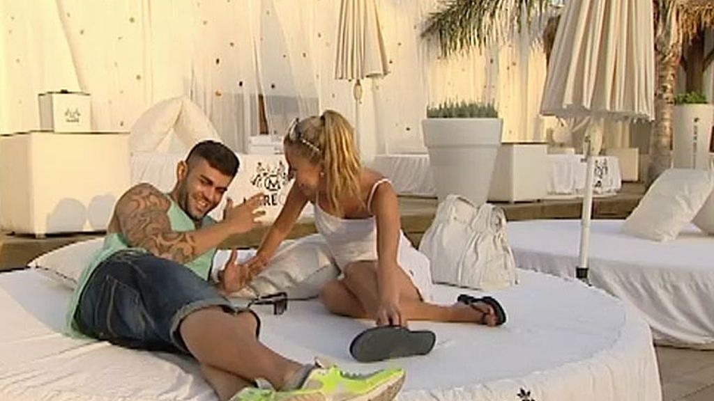 Javier conoce a sus chicas en la piscina (y en la cama)