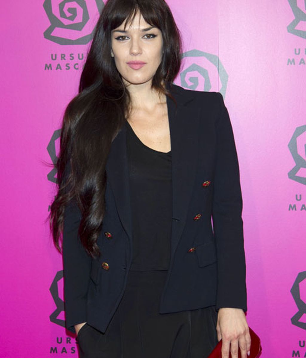 Sara Vega, hermana de Paz Vega, fue vestida de negro también