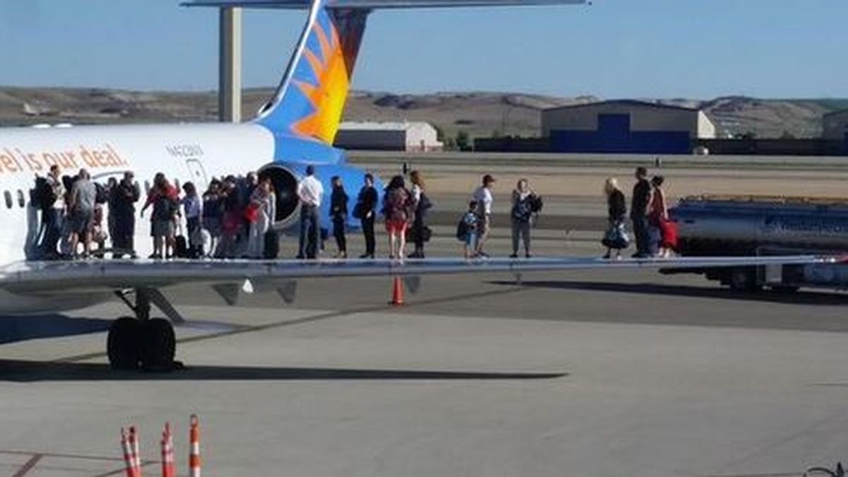 Los pasajeros de un avión deciden salir por las alas del aparato tras oler a combustible