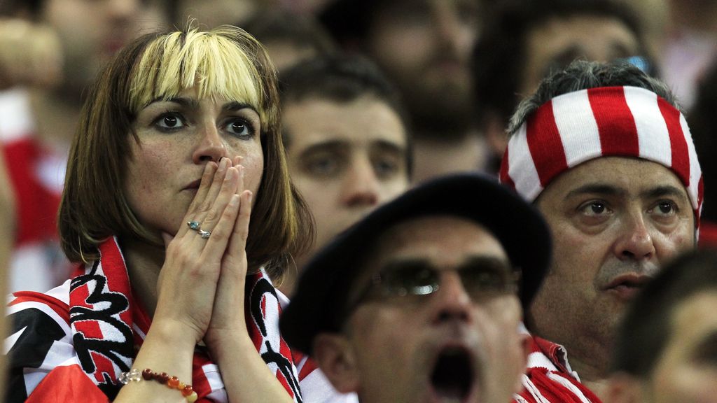 Tensión y tristeza  en los rostros de los seguidores del Athletic de Bilbao