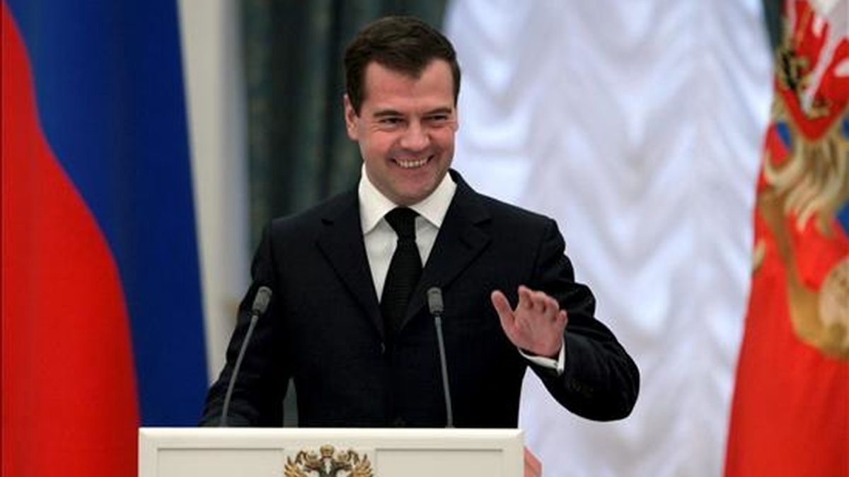 En la imagen, el presidente ruso, Dmitry Medvedev, durante la ceremonia de entrega de premios del Estado que se celebró en el Kremlin, en Moscú. EFE/Archivo