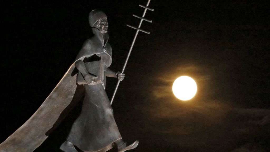 La sobra de la estatua del Papa Leon IX se proyecta en la ‘superluna’ en Francia