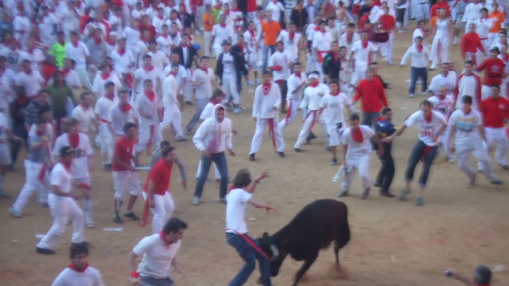 A algún mozo no se le da muy bien sortear la vaquilla