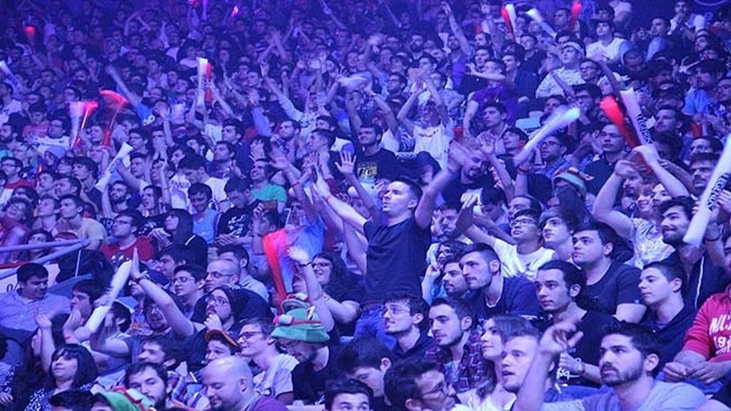 Miles de aficionados jalean a los equipos durante las finales de la 'LCS' en Madrid