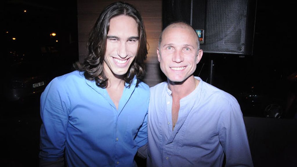 El modelo cubano David Alejandro y Peter Priede