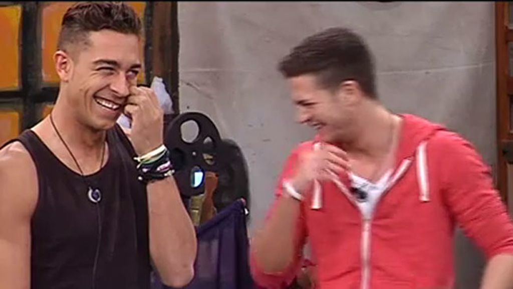 Los concursantes disimulan saber el secreto de  Yessica y Anabel