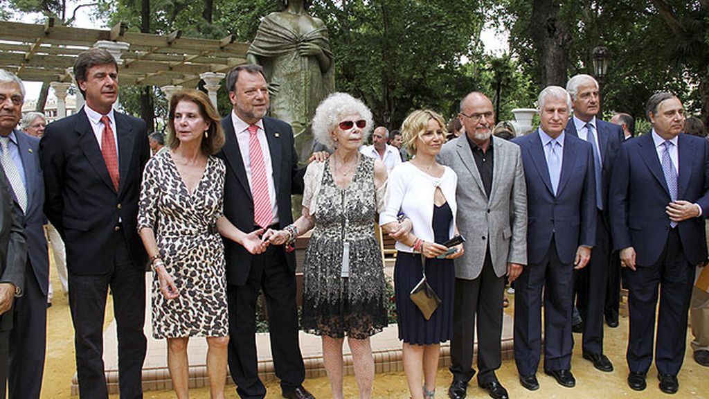 Cayetana de Alba y Alfonso Díez, de su primer baño juntos al anuncio de boda