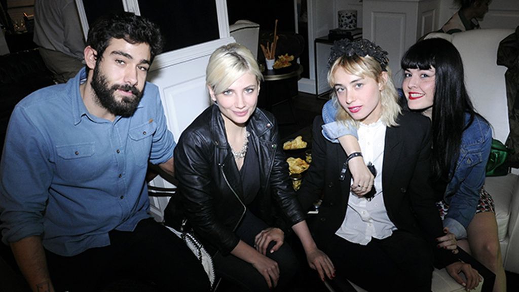 Miriam Giovanelli y Miranda Makaroff celebrando el primer cumpleaños del Only You entre amigos