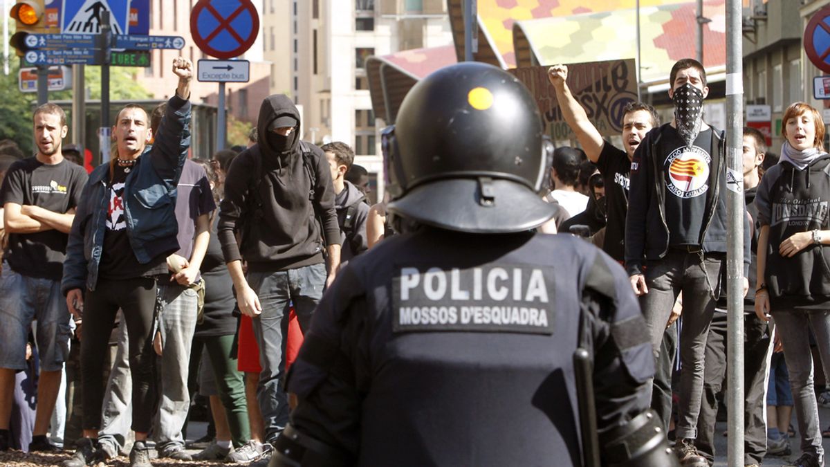 Miembros del cuerpo de antidisturbios de los Mossos han blindado la entrada a la plaza de Sant Jaume de Barcelona