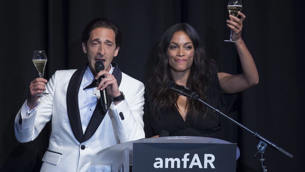 Rosario Dawson y Adrian Brody en la gala 'El cine contra el SIDA'