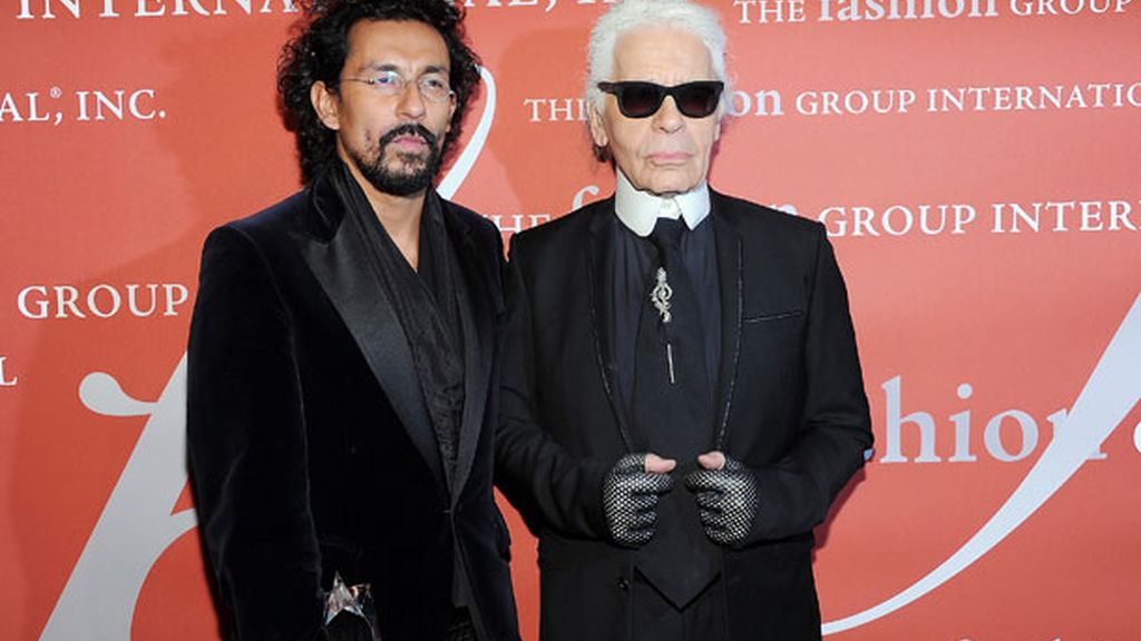 Karl Lagerfeld, presentador de la gala, con el diseñador Haider Ackerman