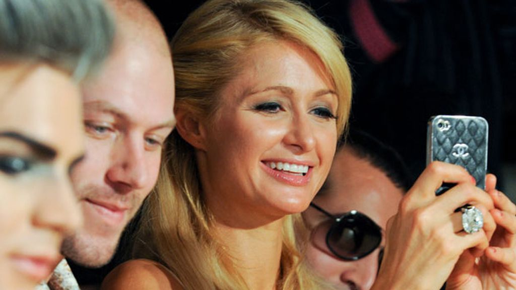Paris Hilton y su carísima funda de móvil en el desfile de The Blonds