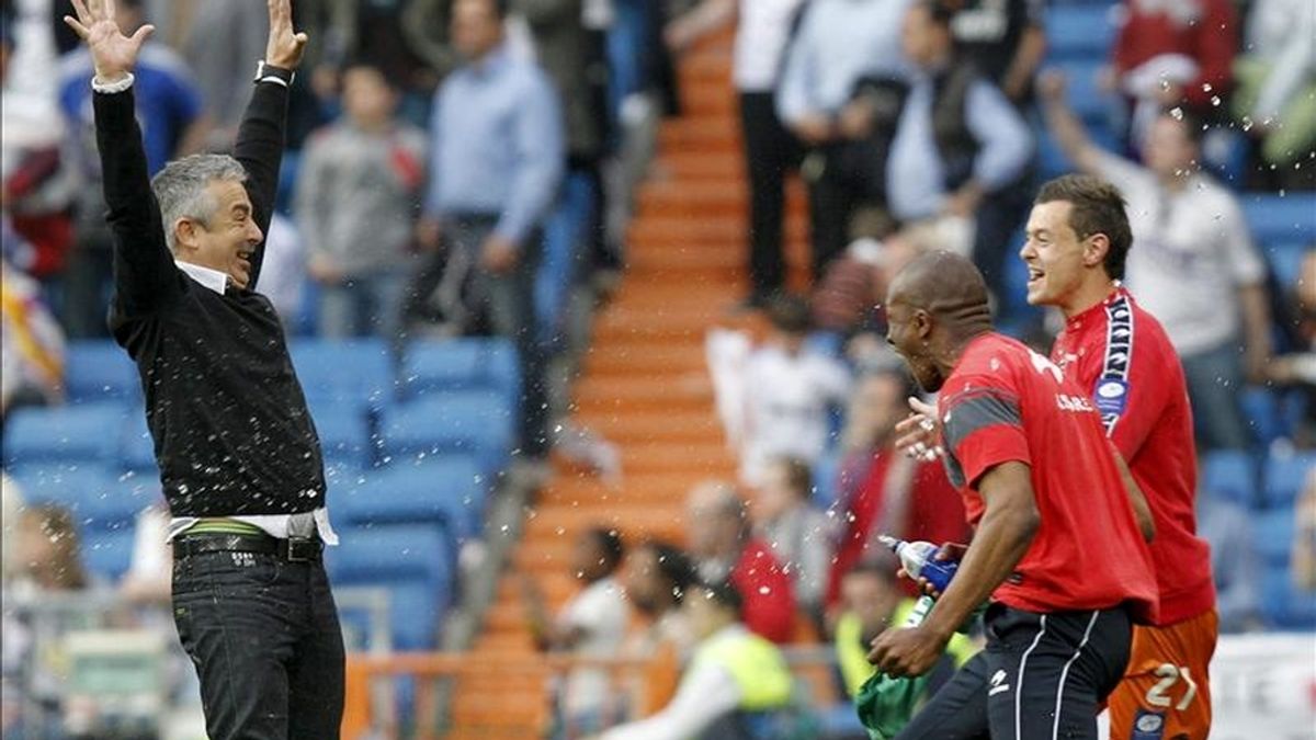 El entrenador del Sporting de Gijón, Manuel Preciado (i), celebra con sus jugadores Gregory Arnolin (c) y Raúl Domínguez la victoria de su equipo ante el Real Madrid en el partido correspondiente a la trigésima jornada de Liga de Primera División que ha enfrentado a ambos equipos en el estadio Santiago Bernabéu. EFE