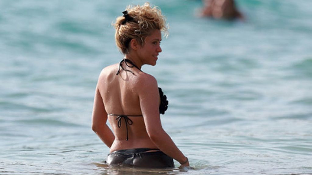 Shakira presume de vientre plano en Hawai