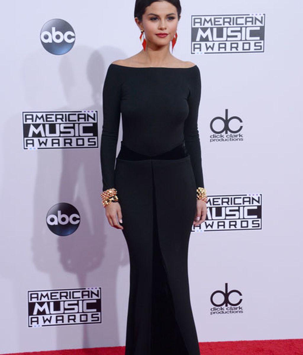 Selena Gomez, de Armani Privé, lució un vestido negro con corte sirena