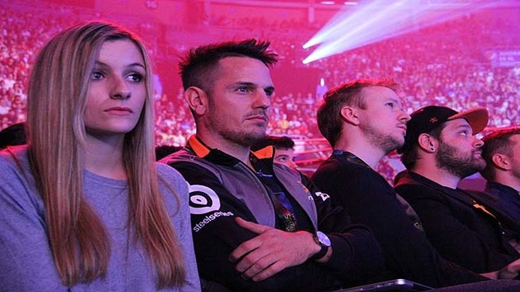 Miles de aficionados jalean a los equipos durante las finales de la 'LCS' en Madrid