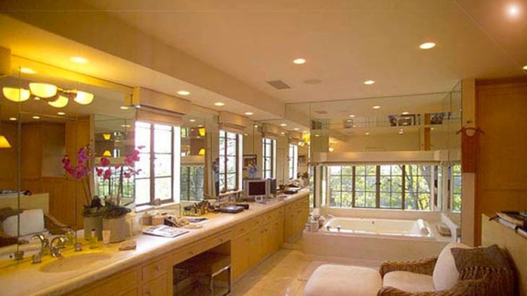 Sandra Bullock se compra una mansión con gimnasio, pista de tenis, piscina y minicine