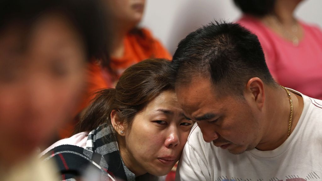 Desaparece un avión de AirAsia con 162 personas a bordo