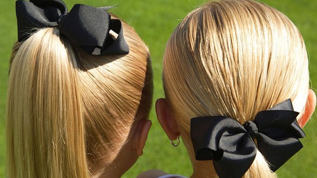 La madre de las pequeñas, Jill Hehat, se encarga de peinarlas