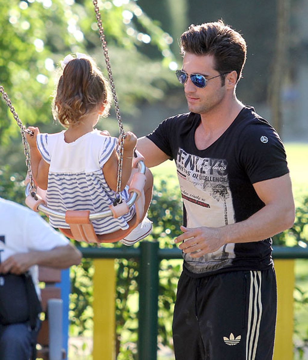 Papá Bustamante se divierte con su hija Daniella en los columpios