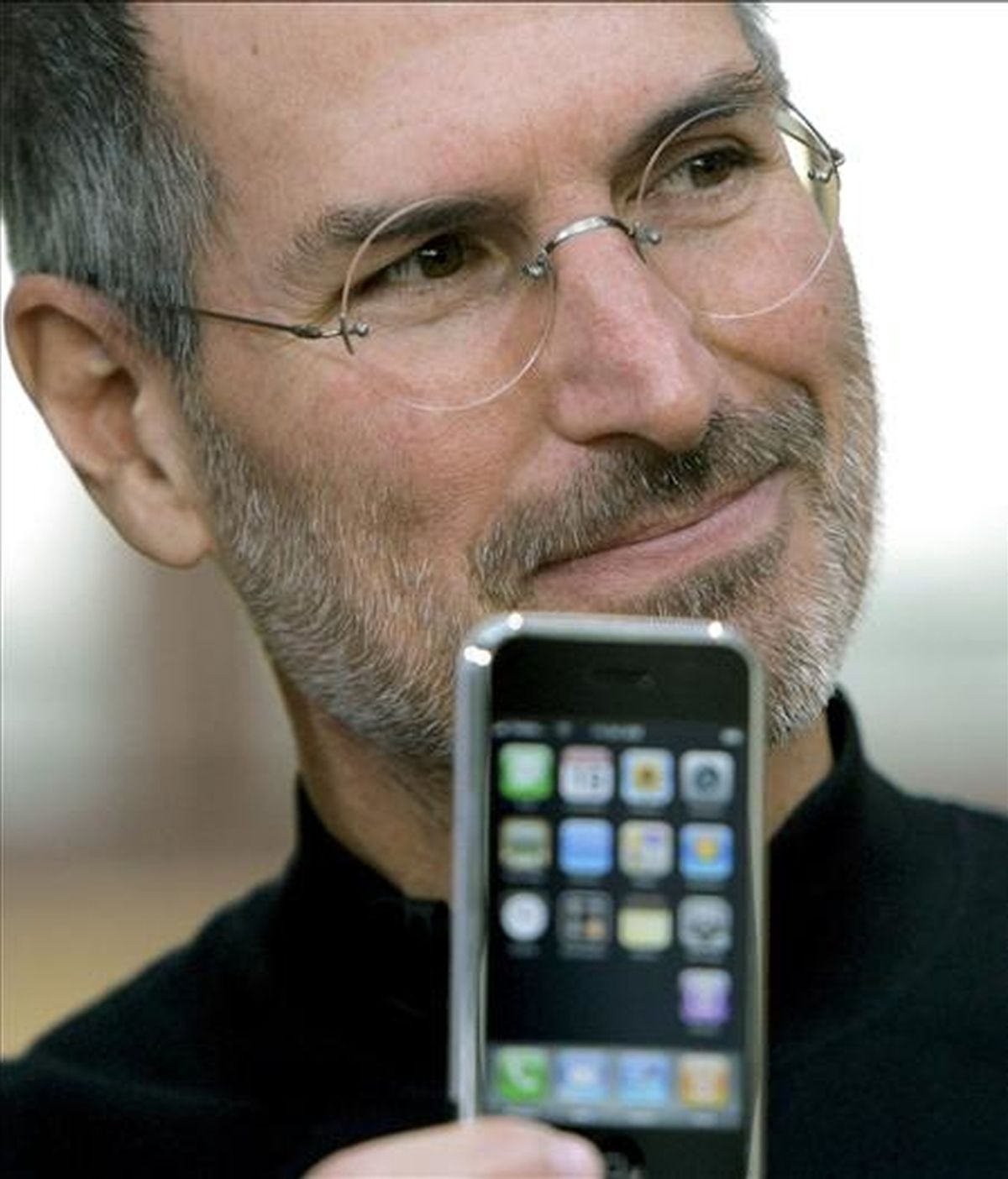 "Tiene el mayor porcentaje de satisfacción del consumidor de todos los iPhone y teléfonos inteligentes que están ahí fuera", señaló el consejero delegado de la compañía, Steve Jobs, quien a principios de julio ya se había referido al problema.EFE/Archivo
