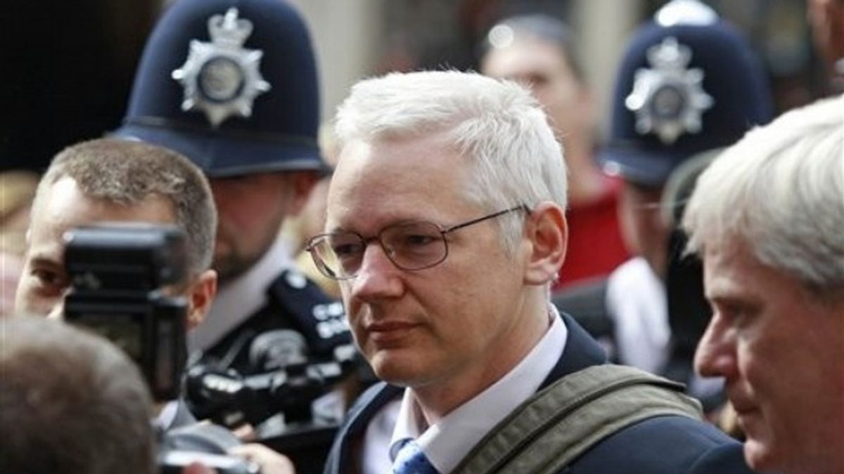 Julian Assange a su llegada al al Tribunal Superior de Londres donde apelará contra su extradición a Suecia.