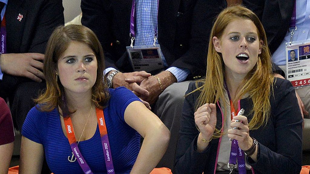 Las hermanas Eugenia y Beatriz de York han disfrutado viendo la natación