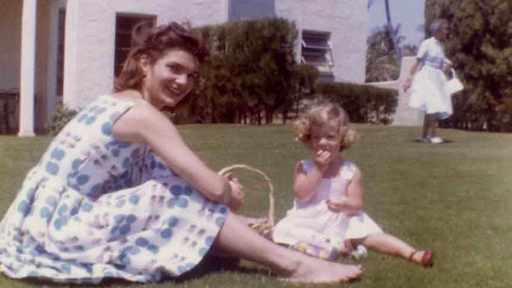 Imágenes del ex presidente John F. Kennedy, su esposa Jacqueline y sus dos hijos