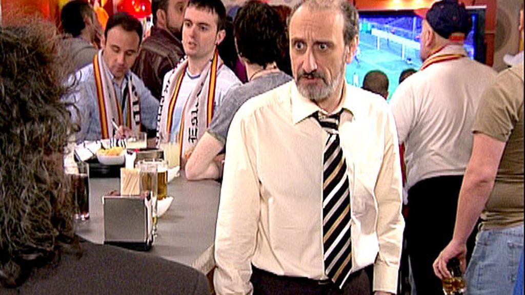 Un trío, una asistenta y una lluvia de coliflores